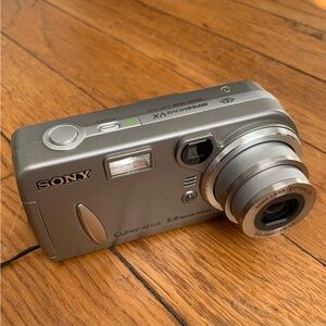 Sony Cybershot 5 Meg. Digital Camera DSC-P92 With Memory Stick And Strap TESTED